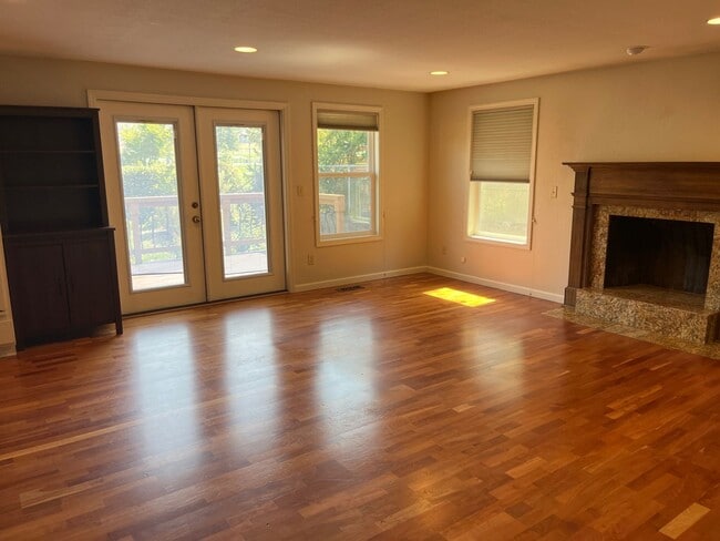 Building Photo - Great East Medford location with views of RoxyAnn