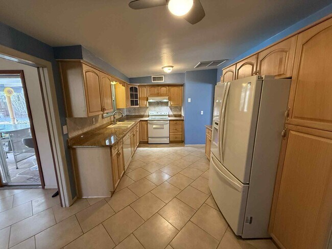 Building Photo - 8574 E Ruby Dr