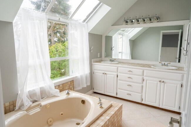 Building Photo - 3Bd/3Ba Bellevue House
