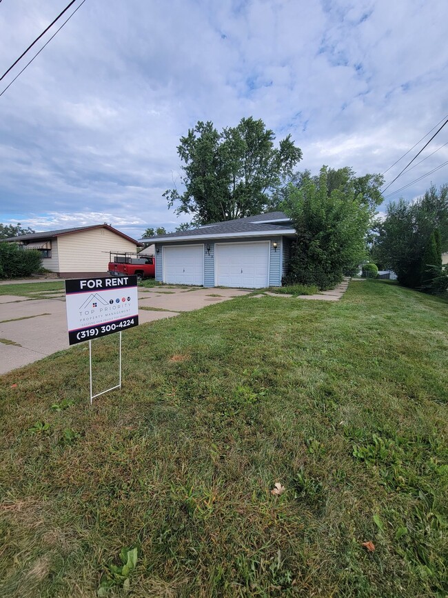 Building Photo - 2 Bedroom | 1 Bathroom Lower Level Duplex ...