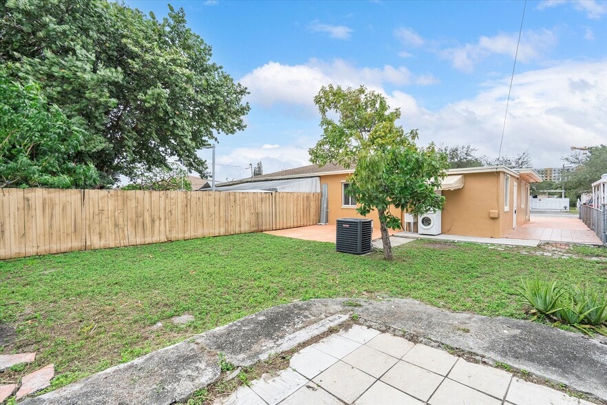 Building Photo - 934 E 22nd St