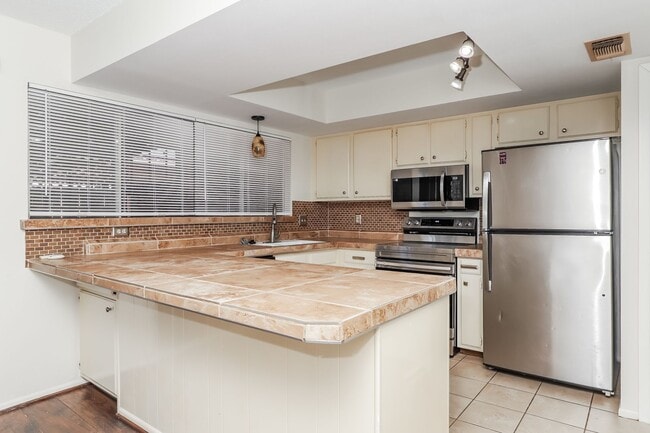 Building Photo - $250 OFF first months rent!!! 3 bedroom 2....