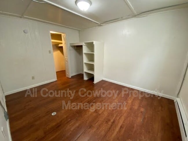 Building Photo - 566 N 9th St