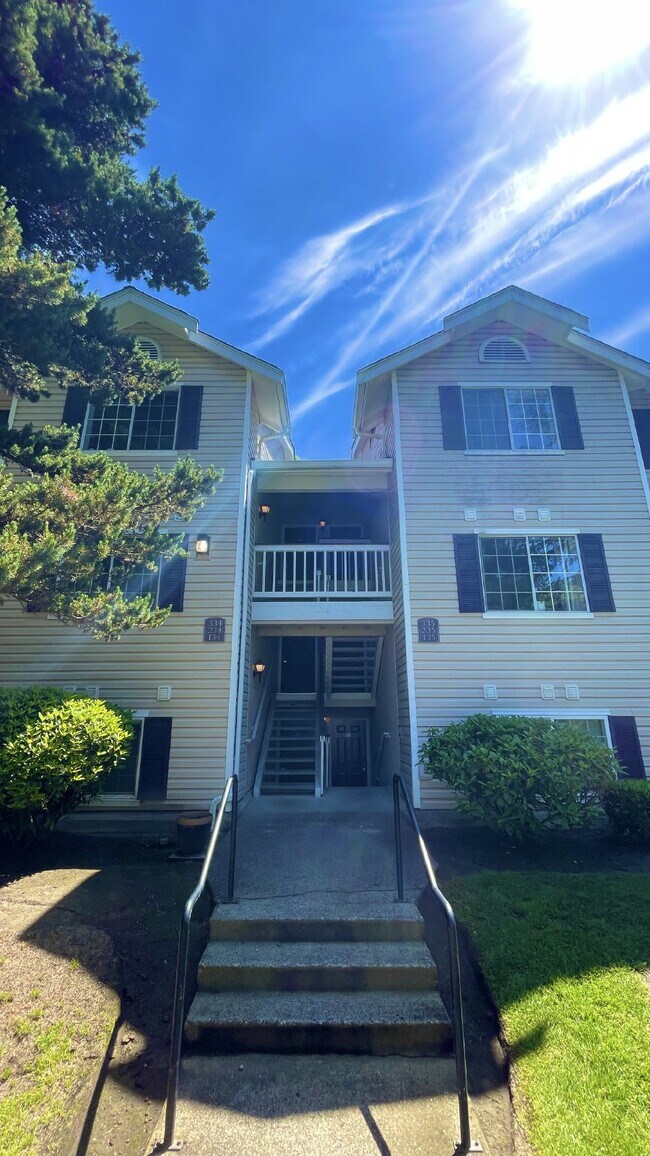 Building Photo - Serene Top-Floor Condo in Lake Forest Park...