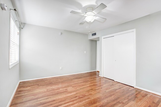 Building Photo - Charming Chevy Chase Condo! Parking and Ut...