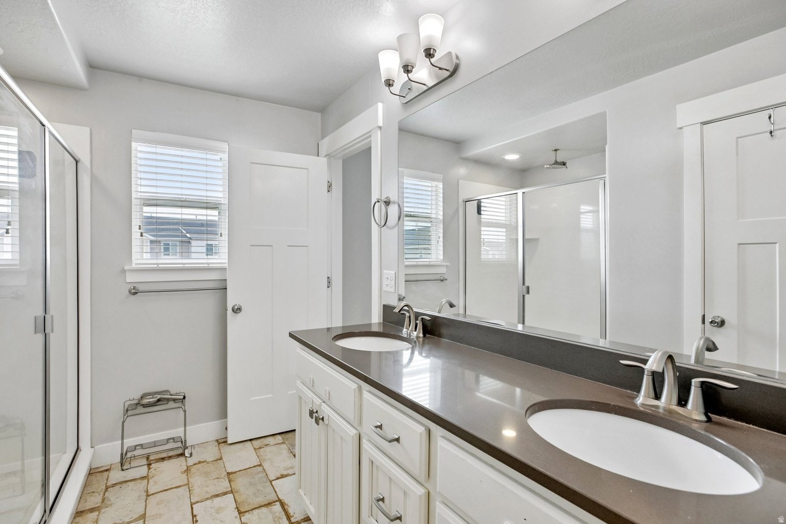 Building Photo - 167 W Silver Springs Dr