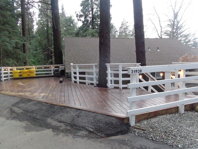 Building Photo - 4 BEDROOM ON KNOLL CIRCLE