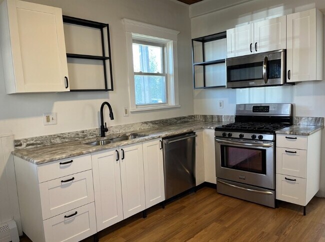 Building Photo - Barrington River House