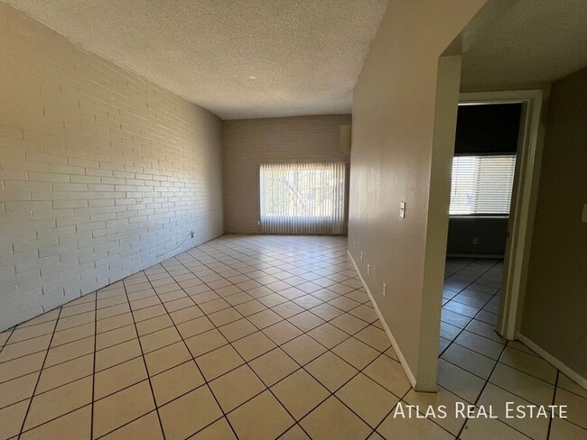 Building Photo - 2 BED / 1 BATH WITH PRIVATE BACKYARD