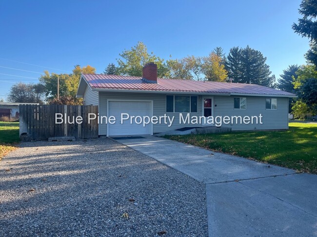 Building Photo - 810 Bergeson Dr