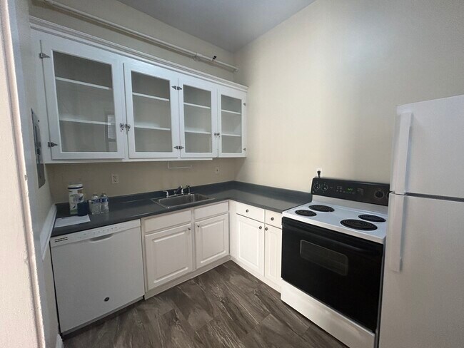 Building Photo - 1470 Beacon St