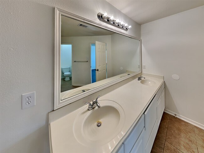 Building Photo - 2322 Old Ox Rd