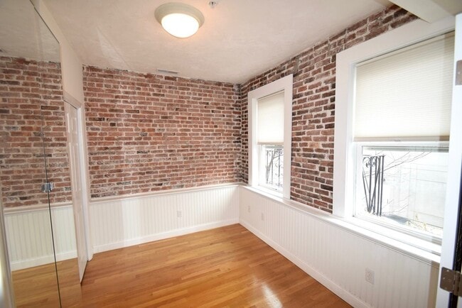 Building Photo - 172 Cottage St
