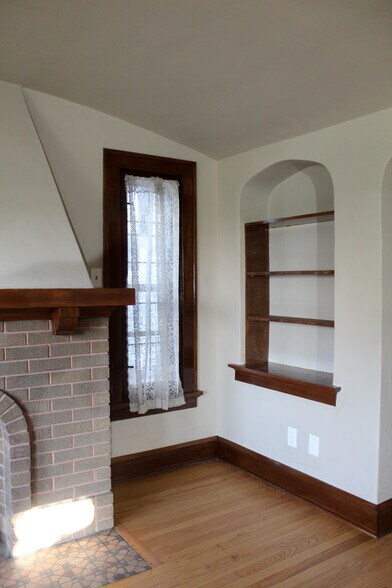 Living room built in shelf - 5411 W National Ave