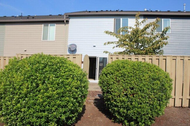 Building Photo - Beautiful 3 Bed/ 2.5 Bath Townhome w/ Gas ...