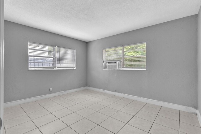 Building Photo - 626 SW 14th Ave