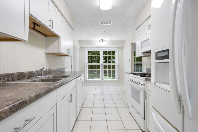 Building Photo - Adorable 3/2 on large corner lot