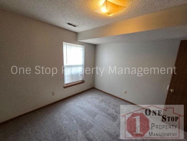 Building Photo - 3 Bedroom 1.5 Bathroom Duplex with 1 car garage in North Kansas City