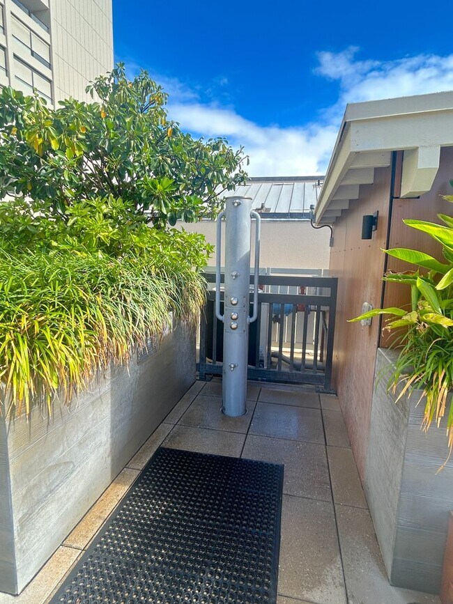 Building Photo - Available Now - High Floor Studio Apartmen...
