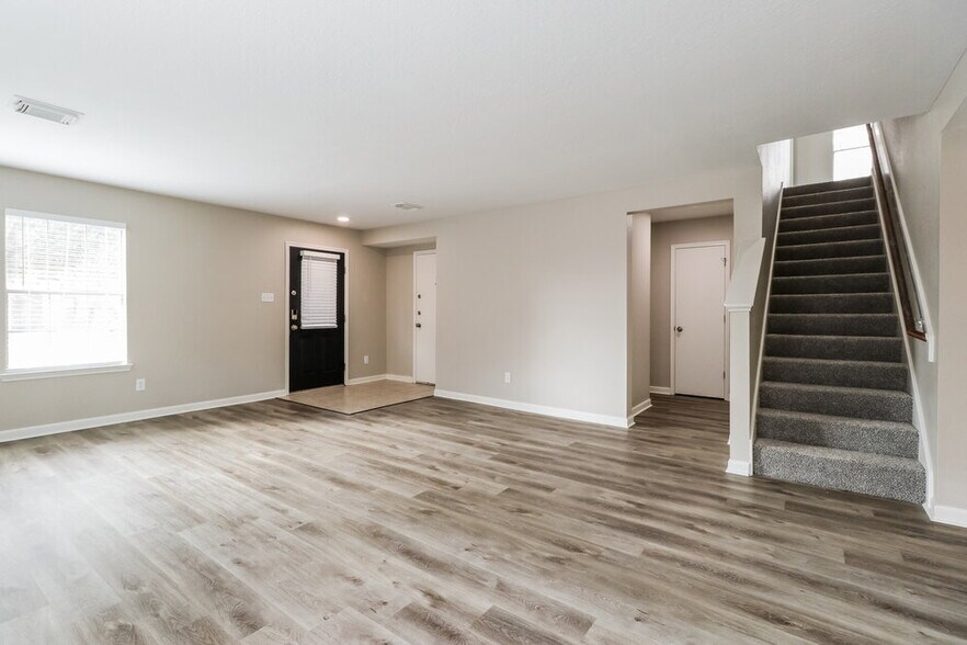 Building Photo - 15406 Hensen Creek Dr