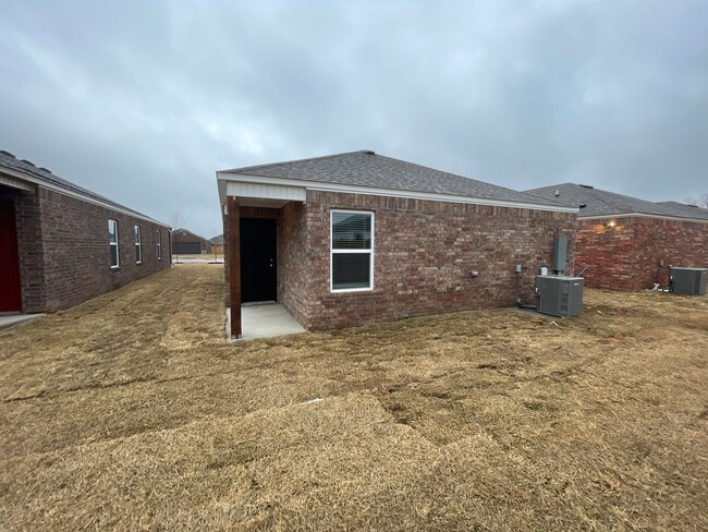 Building Photo - Three Bedroom | Two Bath Home in Barberry ...