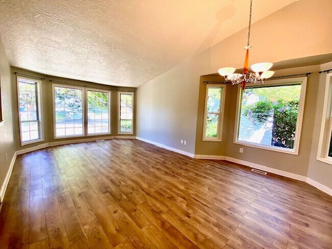 Building Photo - 4 Bedroom 2 bath Home in NW Boise