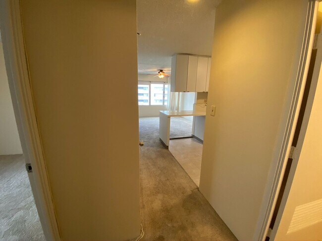 Building Photo - **KEALANI 2BD/2BA/1PK WAIKIKI CONDO FOR RENT**