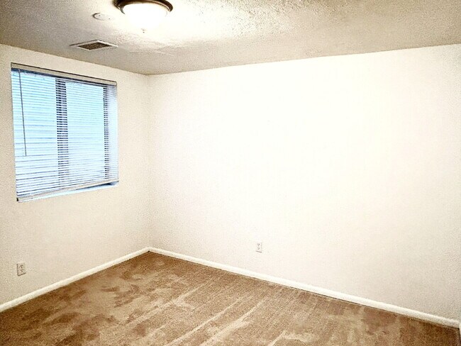 Building Photo - "Charming Home in the Cottonwood Community!"