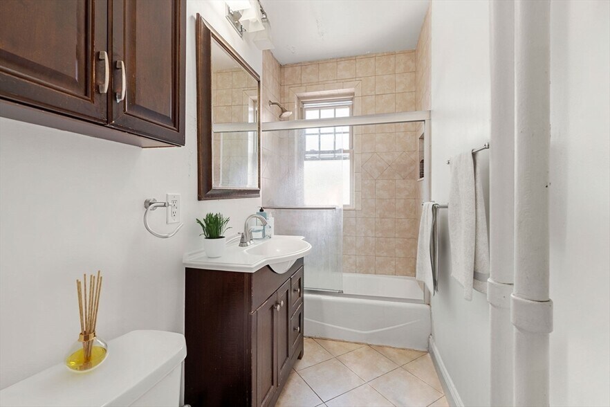 Building Photo - 90 Bynner St