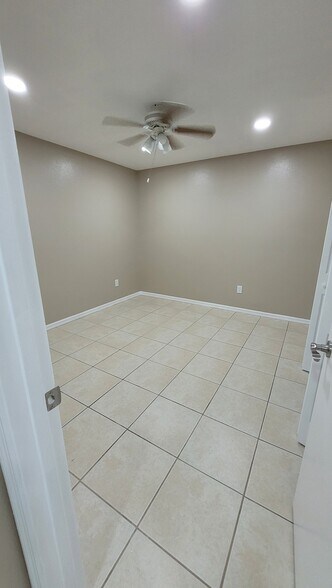 Building Photo - 4021 Catalina Dr