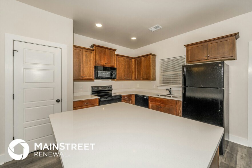 Building Photo - 915 Maple Trce