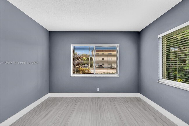 Building Photo - 101 SE 6th Ave