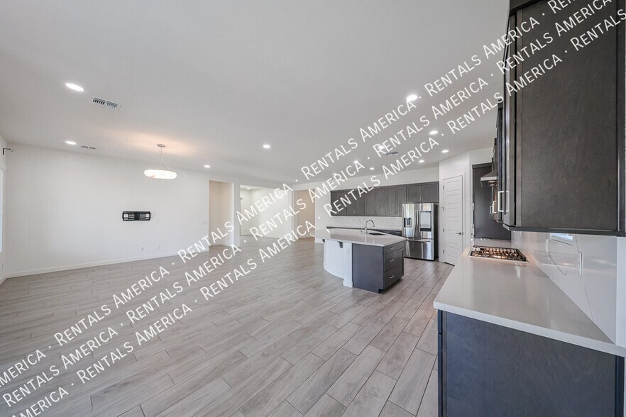 Building Photo - 1530 E San Carlos Way