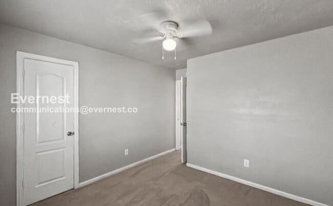 Building Photo - 3 Bed, 2.5 Bath Home with Fenced Yard & Garage / Pet-Friendly / Available Now!