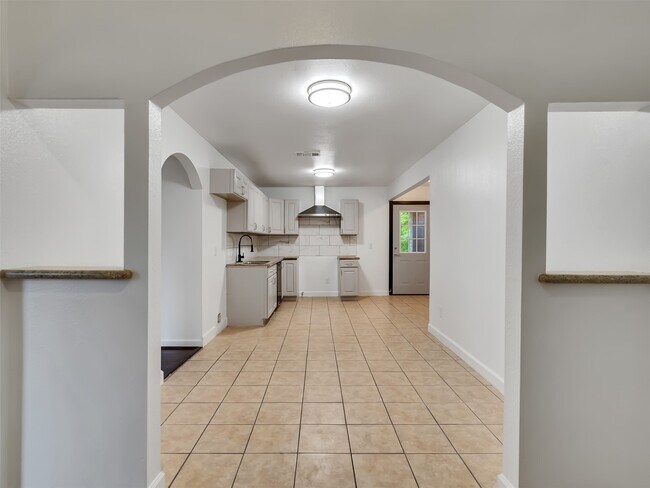 Building Photo - 4930 Holloway Dr