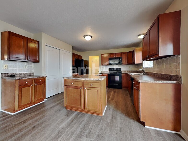 Building Photo - 6283 Zoellners Pl