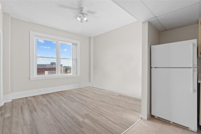 Building Photo - 411 1st Ave N