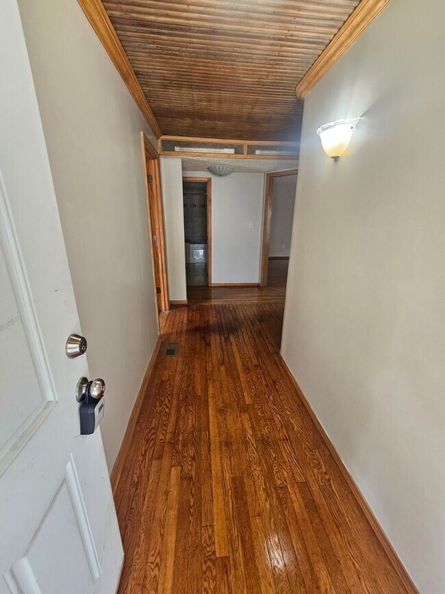 Building Photo - 3 bedroom | 1 Bathroom Home | Pets Welcome!