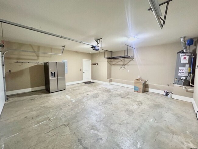 Building Photo - Beautiful 4 Bedroom 3 Bath Home in Lake Forest!