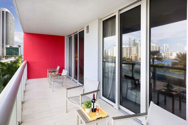 Building Photo - 2602 E Hallandale Beach Blvd