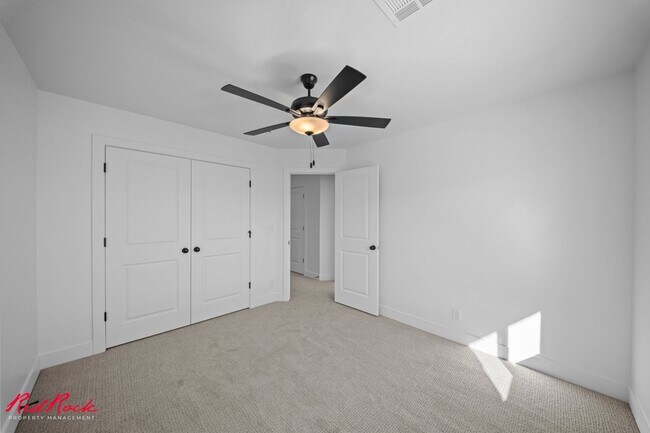 Building Photo - 3 Bedroom Townhome in Desert Color