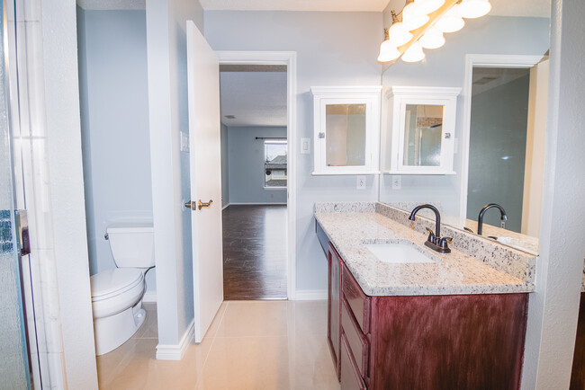 Master bathroom - 9630 Hillside Trail