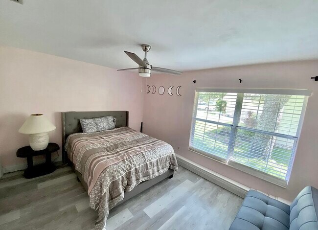 Building Photo - 6106 Everglades Dr