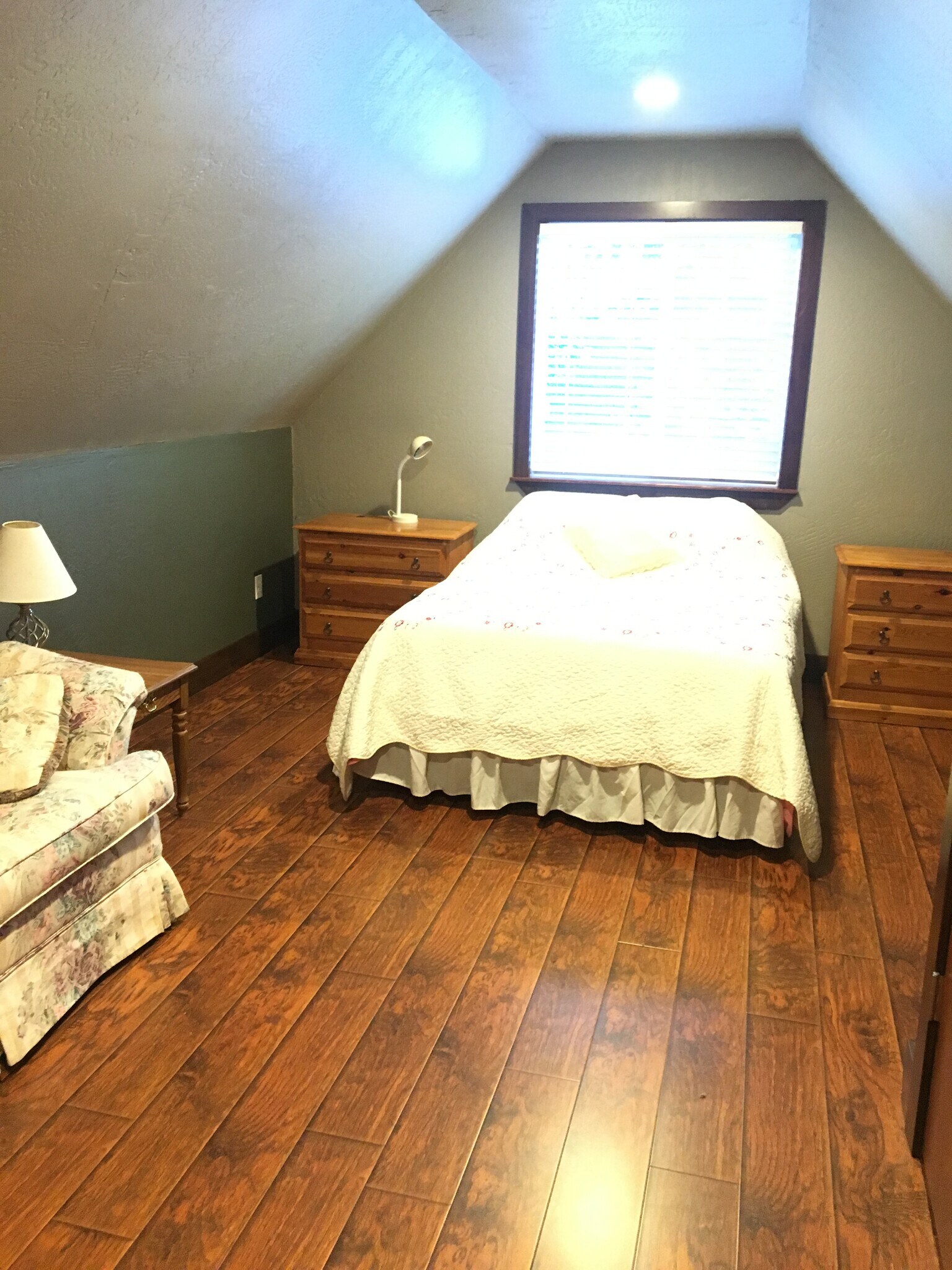 3 room - 908 E Sherman Ave