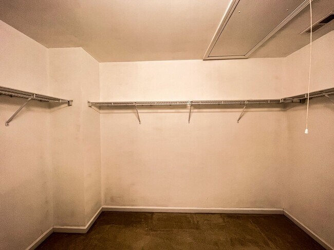 Building Photo - Gorgeous 4 Bedroom, 2 1/2 Bathroom Home in...