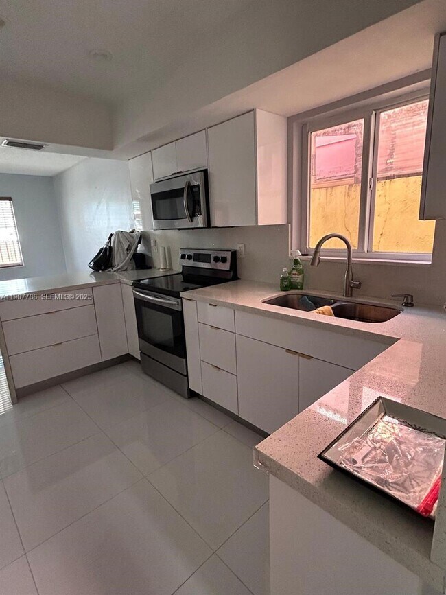 Building Photo - 10934 SW 146th Ave