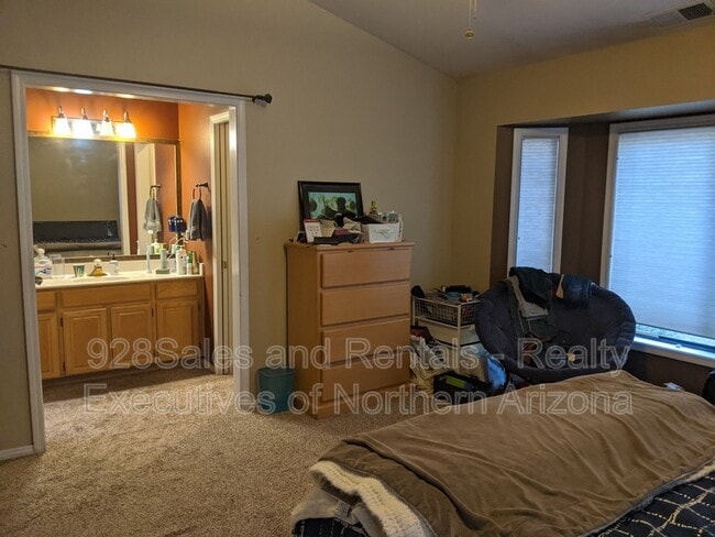 Building Photo - 1538 W University Heights Dr S