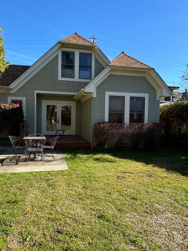 Building Photo - BRIGHT, SPACIOUS HOME IN PRIME SANTA CRUZ ...