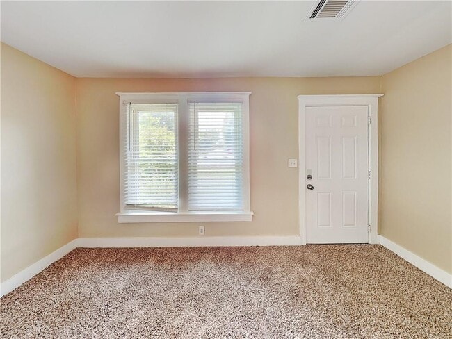 Building Photo - 2497 Lakewood Ave SW