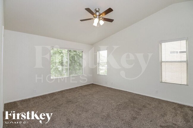 Building Photo - 1562 E Oakland St